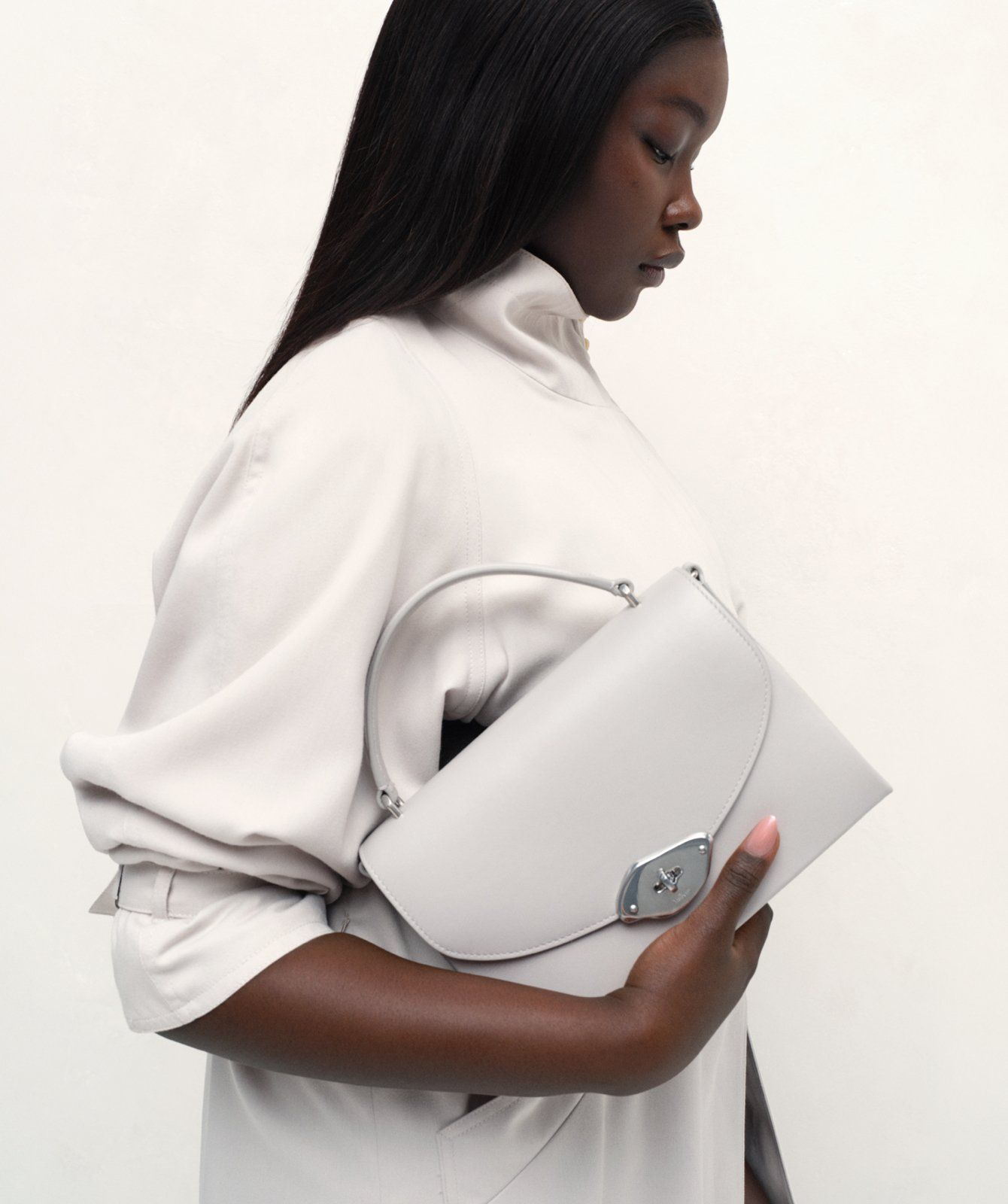 Model wearing Mulberry Lana top handle bag in Pale grey